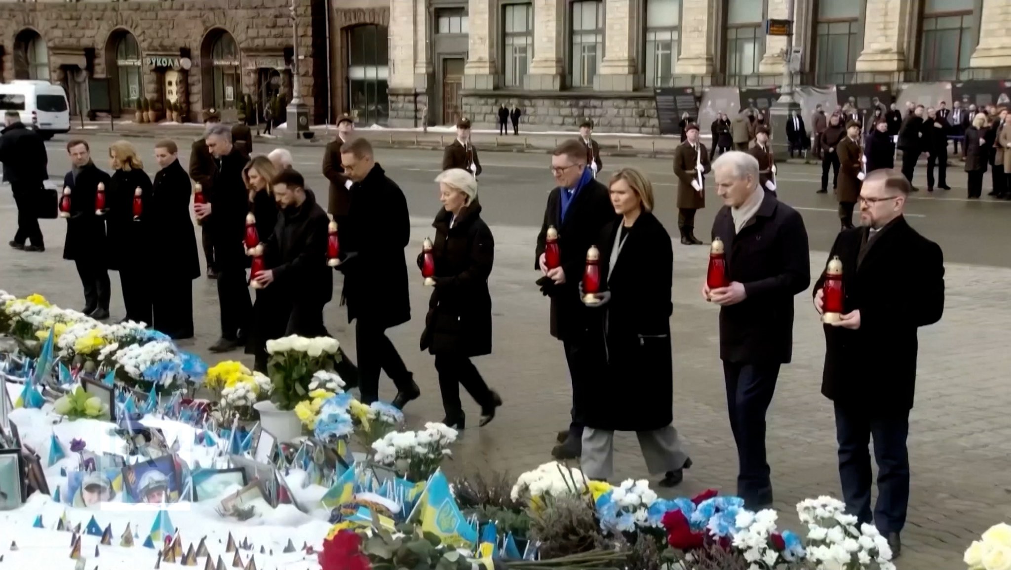 Die EU-Spitze hat in Kiew der Opfer des Krieges gedacht - gemeinsam mit Präsident Selenskyj.