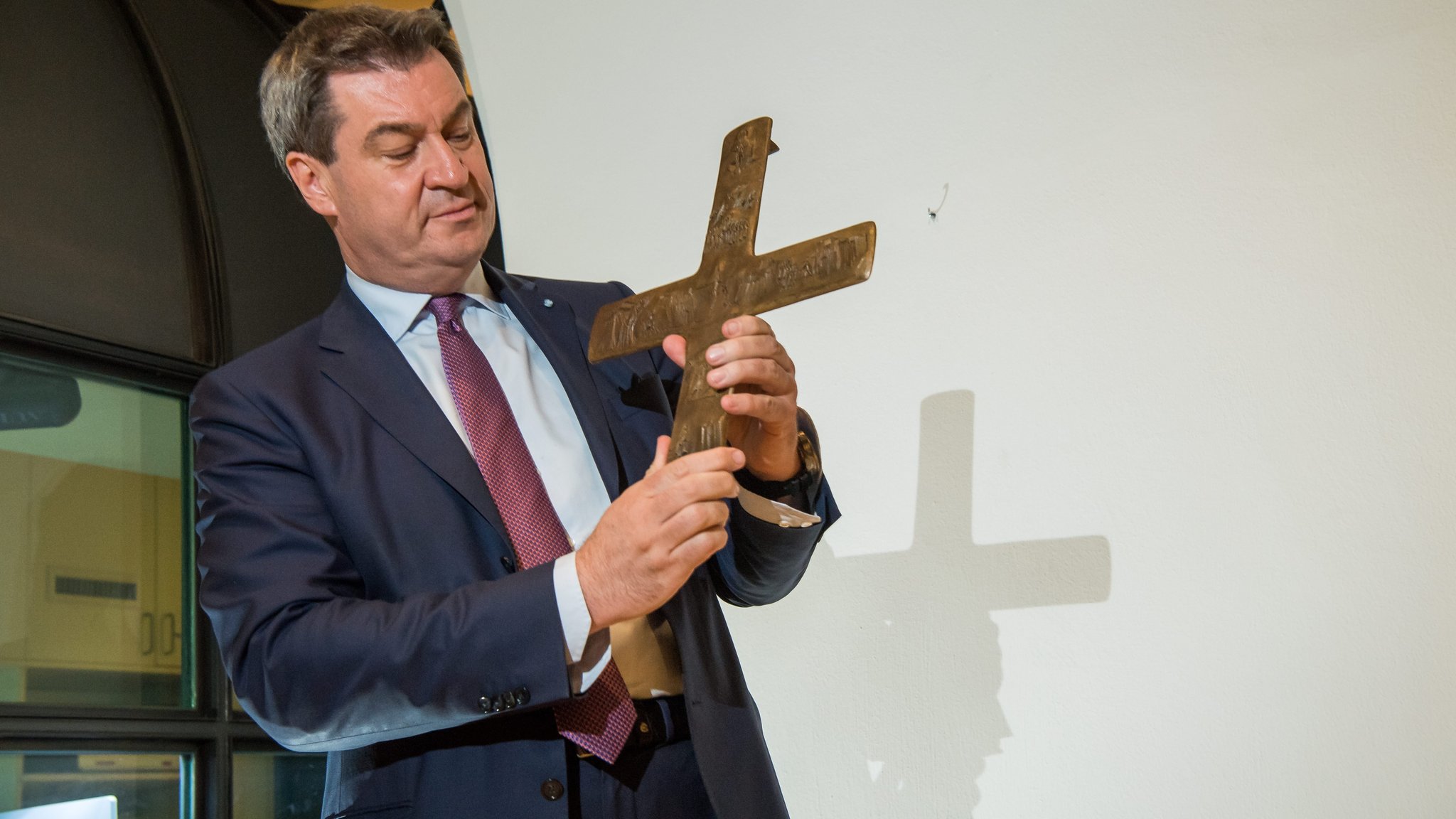 24.04.2018, München: Markus Söder, bayerischer Ministerpräsident (CSU), hängt im Eingangsbereich der bayerischen Staatskanzlei auf.