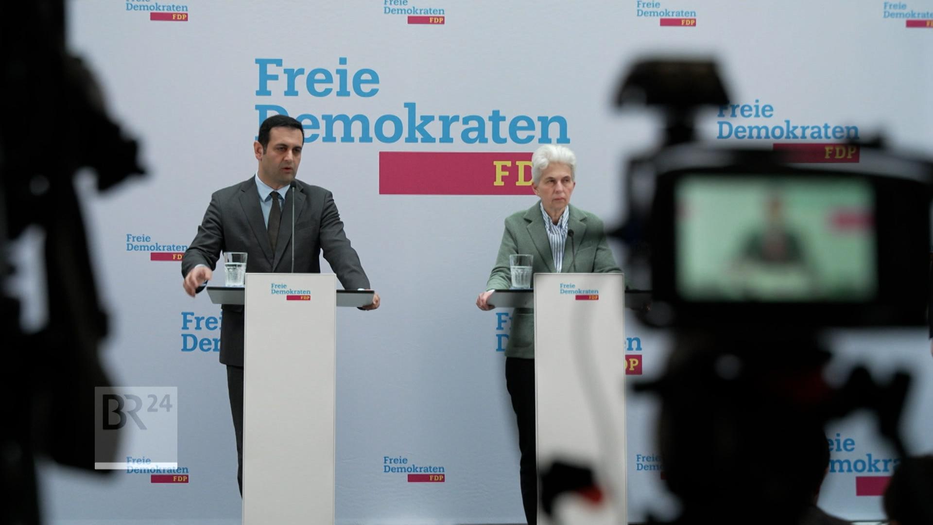 Die FDP will die deutsche Wirtschaft ankurbeln und dafür bei Sozialleistungen sparen. In einem Zwölf-Punkte-Papier hat die Parteispitze die abschlagsfreie Rente ab 63 und das Bürgergeld im Visier.