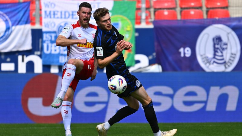 Spielszene: SSV Jahn Regensburg - MSV Duisburg | Bild: picture alliance / Sportfoto Zink / Wolfgang Zink | Sportfoto Zink / Wolfgang Zink Spielszene: SSV Jahn Regensburg - MSV Duisburg