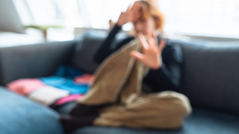 Symbolbild "Häusliche Gewalt": Frau hebt abwehrend die Hände | Bild: picture alliance / Zoonar | Larysa Stefaniuk Symbolbild "Häusliche Gewalt": Frau hebt abwehrend die Hände