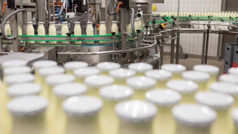 Abfüllanlage in einer Molkerei (Symbolbild) | Bild: picture alliance / SZ Photo | Florian Peljak Abfüllanlage in einer Molkerei (Symbolbild)