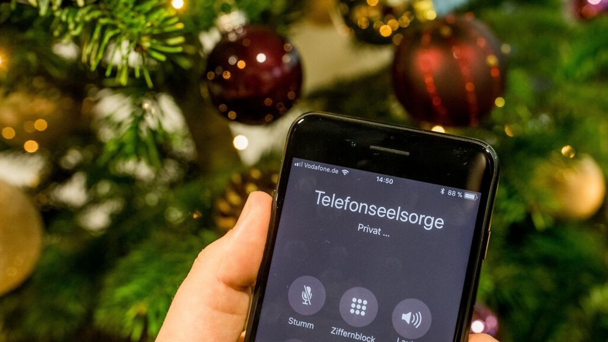 Auf dem Bild ist ein Smartphone zu sehen auf dem die Nummer der Telefonseelsorge zu sehen ist 
