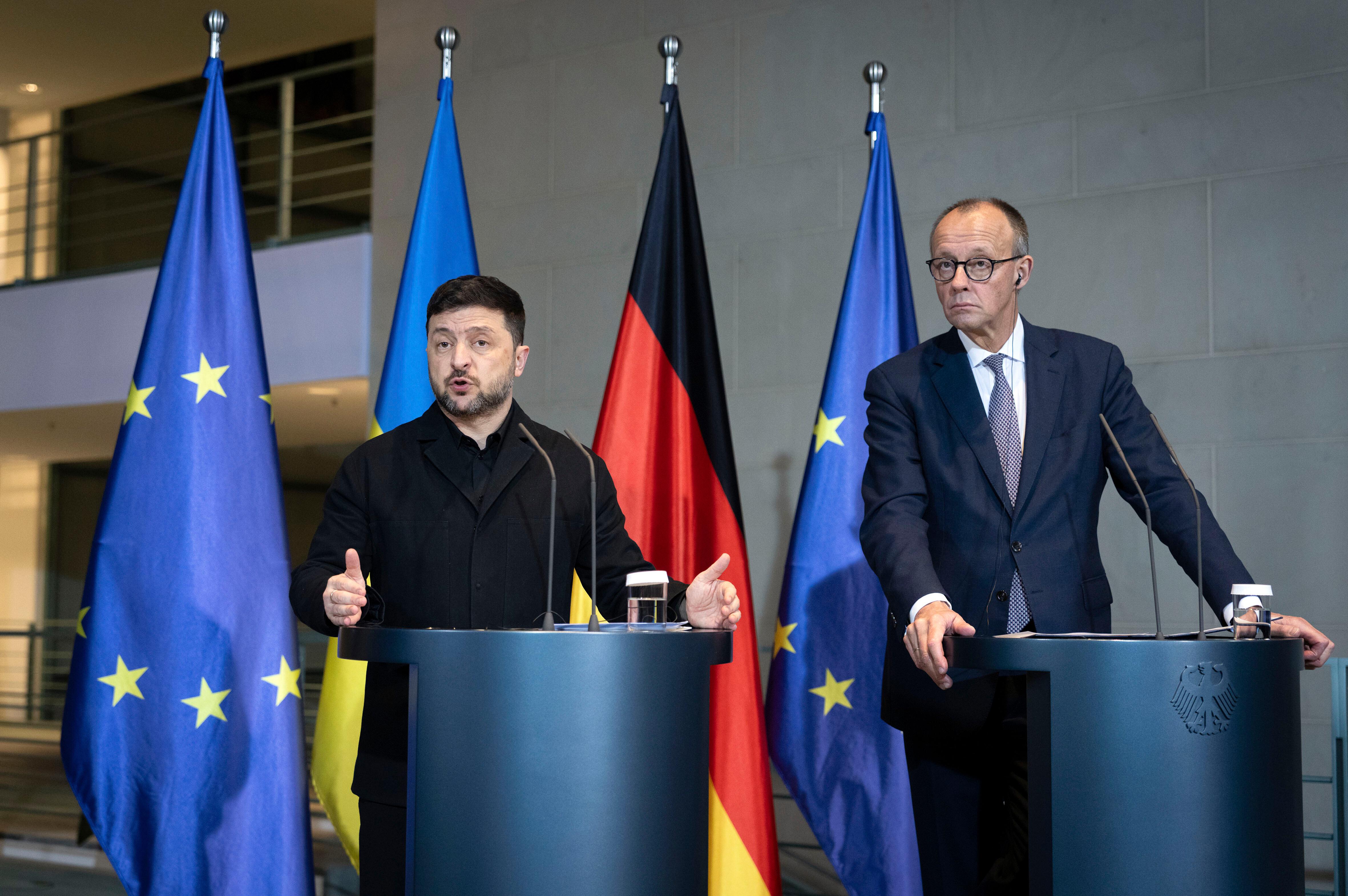 Wolodymyr Selenskyj und Friedrich Merz beim Pressestatement zum Ukraine-Gipfel im Bundeskanzleramt. Berlin, 15.12.2025