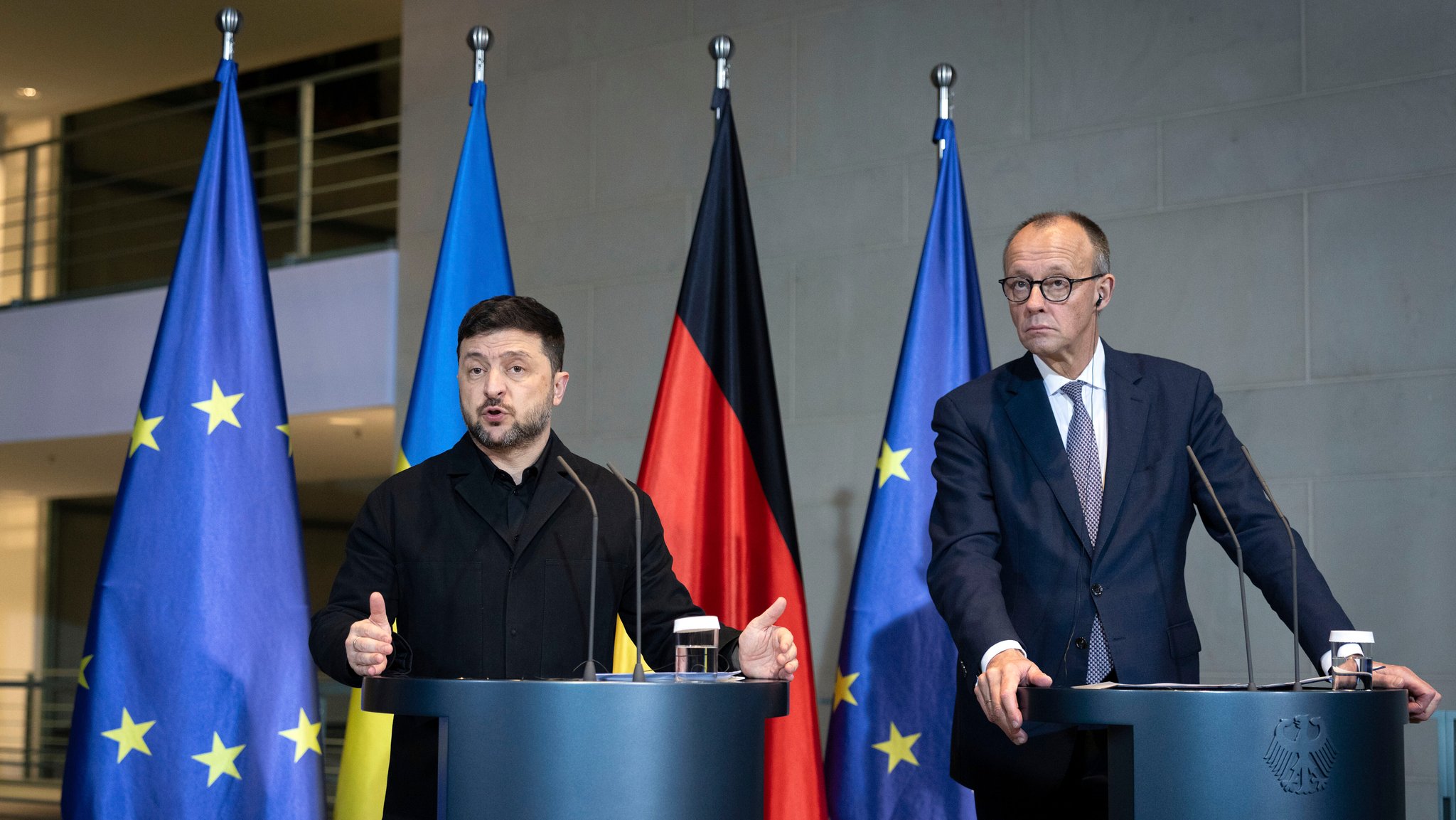 Wolodymyr Selenskyj und Friedrich Merz beim Pressestatement zum Ukraine-Gipfel im Bundeskanzleramt. Berlin, 15.12.2025
