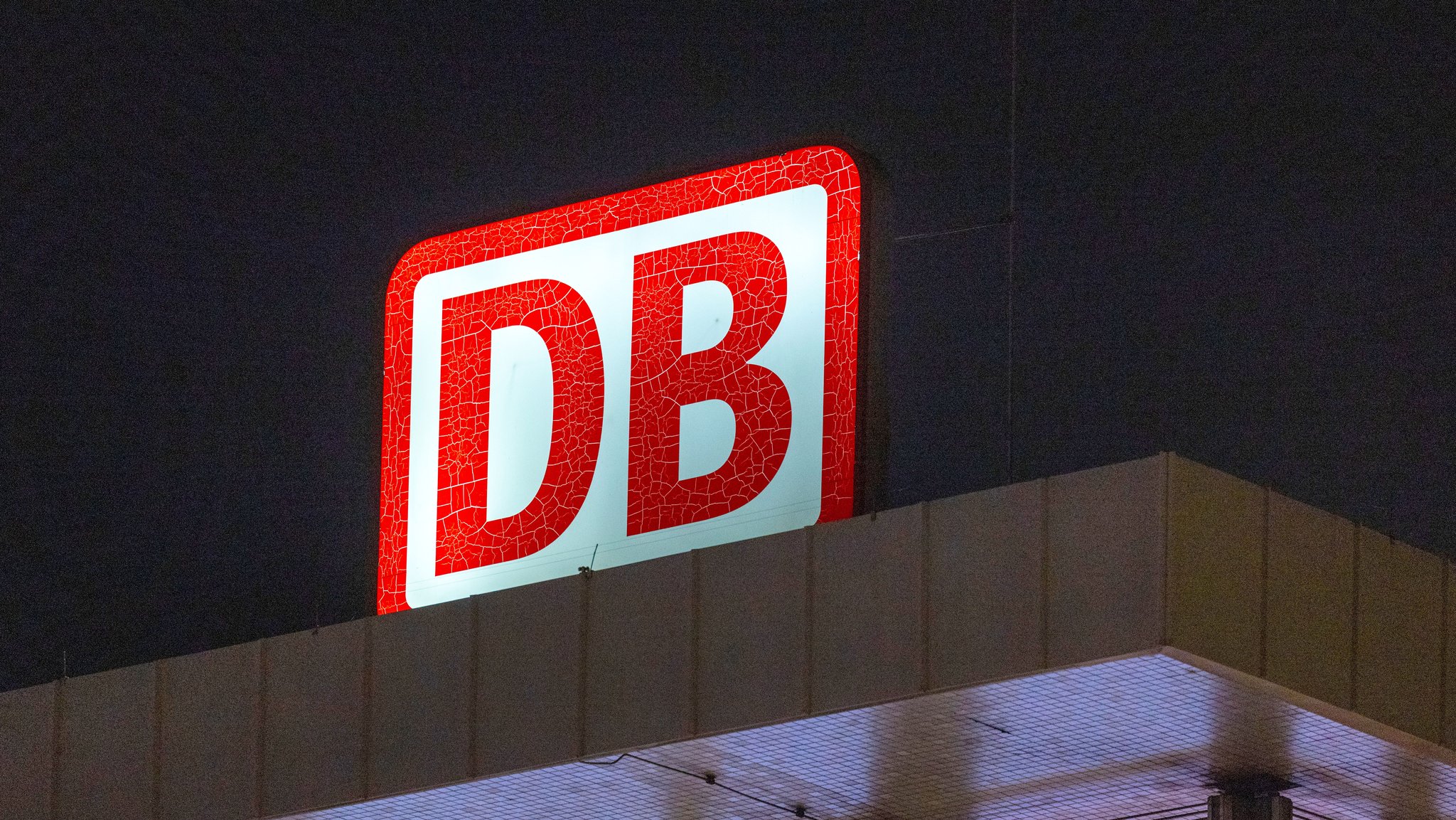 Auf dem Dach am Hauptbahnhof beleuchtet das Logo der Deutschen Bahn (DB). Am 18.09.2024 findet in Berlin die Aufsichtsratssitzung der Bahn statt. Bei der Sitzung wird es um ein neues Programm zur Sanierung des Konzerns gehen.