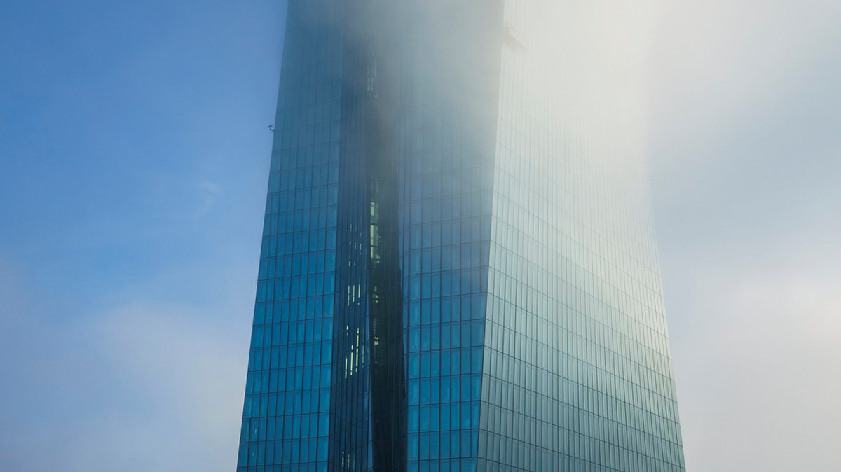 Der Tower der Europäische Zentralbank (EZB) ist teilweise von Nebel eingehüllt (Archivbild).