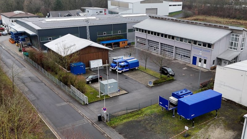 Vogelperspektive auf einen Betriebshof des THW. Nach dem Tod einer 40-Jährigen aus Coburg hat ein Ermittlungsrichter Haftbefehl gegen einen Bekannten erlassen. Sie war Ehrenamtliche beim THW. | Bild: Bayerischer Rundfunk 2024 Vogelperspektive auf einen Betriebshof des THW. Nach dem Tod einer 40-Jährigen aus Coburg hat ein Ermittlungsrichter Haftbefehl gegen einen Bekannten erlassen. Sie war Ehrenamtliche beim THW.