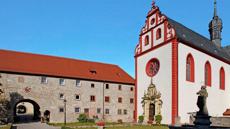 Ehemaliges Kartäuserkloster mit Pfarrkirchen in Tückelhausen, einem Stadtteil von Ochsenfurt. | Bild: picture alliance / imageBROKER | B. Gierth Ehemaliges Kartäuserkloster mit Pfarrkirchen in Tückelhausen, einem Stadtteil von Ochsenfurt.