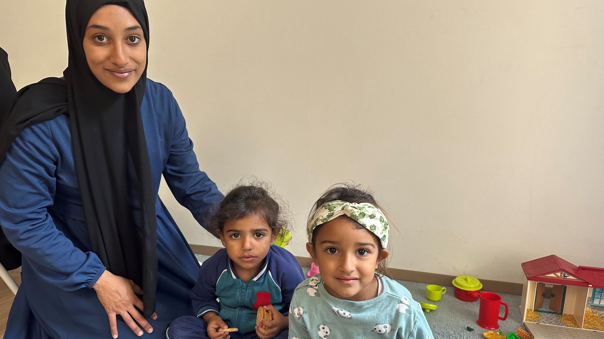 Eine palästinensische Mutter sitzt mit ihren zwei Töchtern in einer Flüchtlingsunterkunft | Bild: BR/ Anja Wahnschaffe Eine palästinensische Mutter sitzt mit ihren zwei Töchtern in einer Flüchtlingsunterkunft