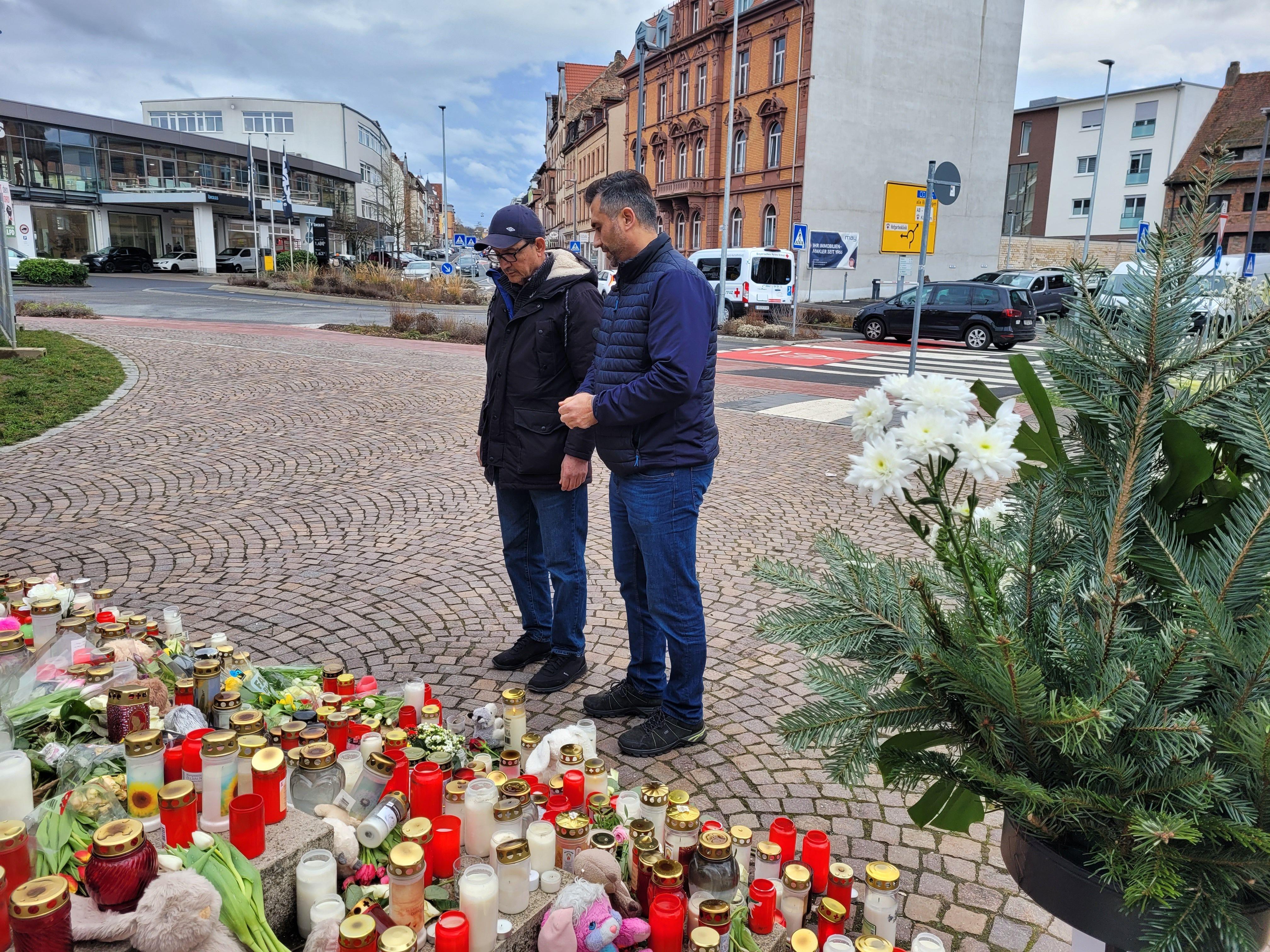 Jossef Naserie (rechts) und Zalmai Nafez vom Deutsch-Afghanischen Kulturverein Aschaffenburg trauern am Schöntal Park. 