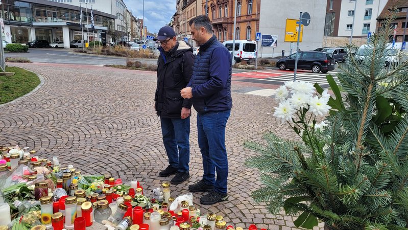 Jossef Naserie (rechts) und Zalmai Nafez vom Deutsch-Afghanischen Kulturverein Aschaffenburg trauern am Schöntal Park. | Bild: BR/Carlotta Sauer Jossef Naserie (rechts) und Zalmai Nafez vom Deutsch-Afghanischen Kulturverein Aschaffenburg trauern am Schöntal Park.