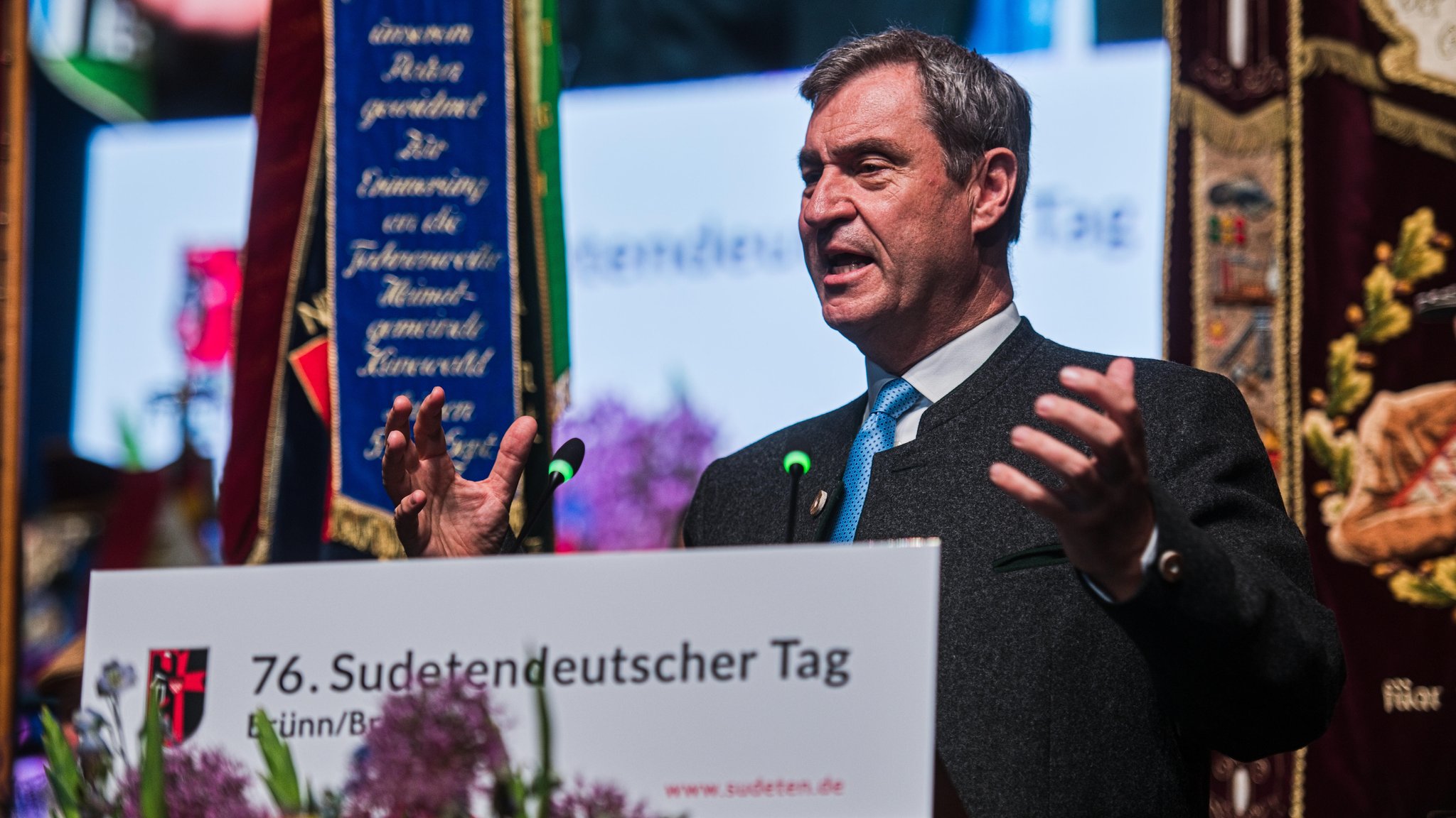 Bayerns Ministerpräsident Markus Söder, Schirmherr der Sudetendeutschen Landsmannschaft, beim 76. Sudetendeutschen Tag in Tschechien. | Bild: picture alliance / CTK | Patrik Uhlir Bayerns Ministerpräsident Markus Söder, Schirmherr der Sudetendeutschen Landsmannschaft, beim 76. Sudetendeutschen Tag in Tschechien.