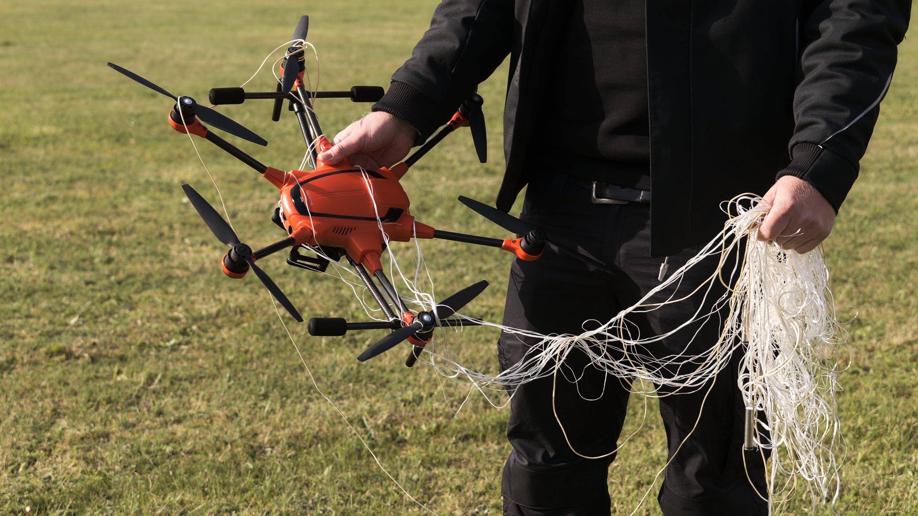 Drohne, die mit einem Netz abgefangen wurde