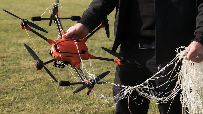 Drohne, die mit einem Netz abgefangen wurde | Bild: dpa-Bildfunk/Marcus Golejewski Drohne, die mit einem Netz abgefangen wurde