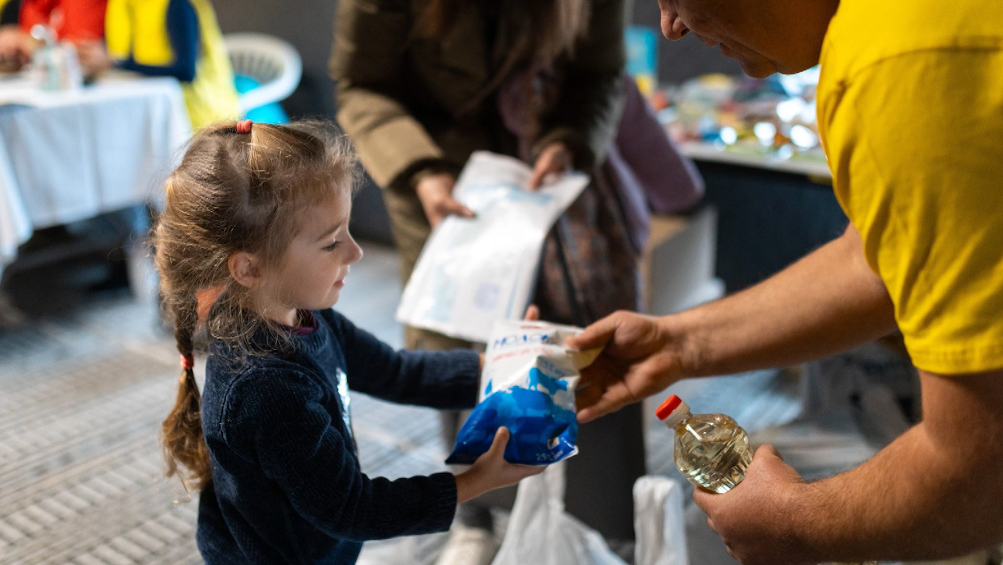 Ein ukrainisches Mädchen nimmt die Hilfe der Münchner Organisation "Brücke nach Kiew e.V." an.
