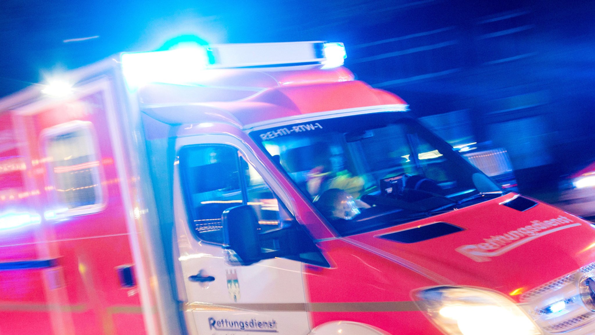 Rettungswagen, Symbolbild) | Bild: dpa-Bildfunk/Marcel Kusch Rettungswagen, Symbolbild)