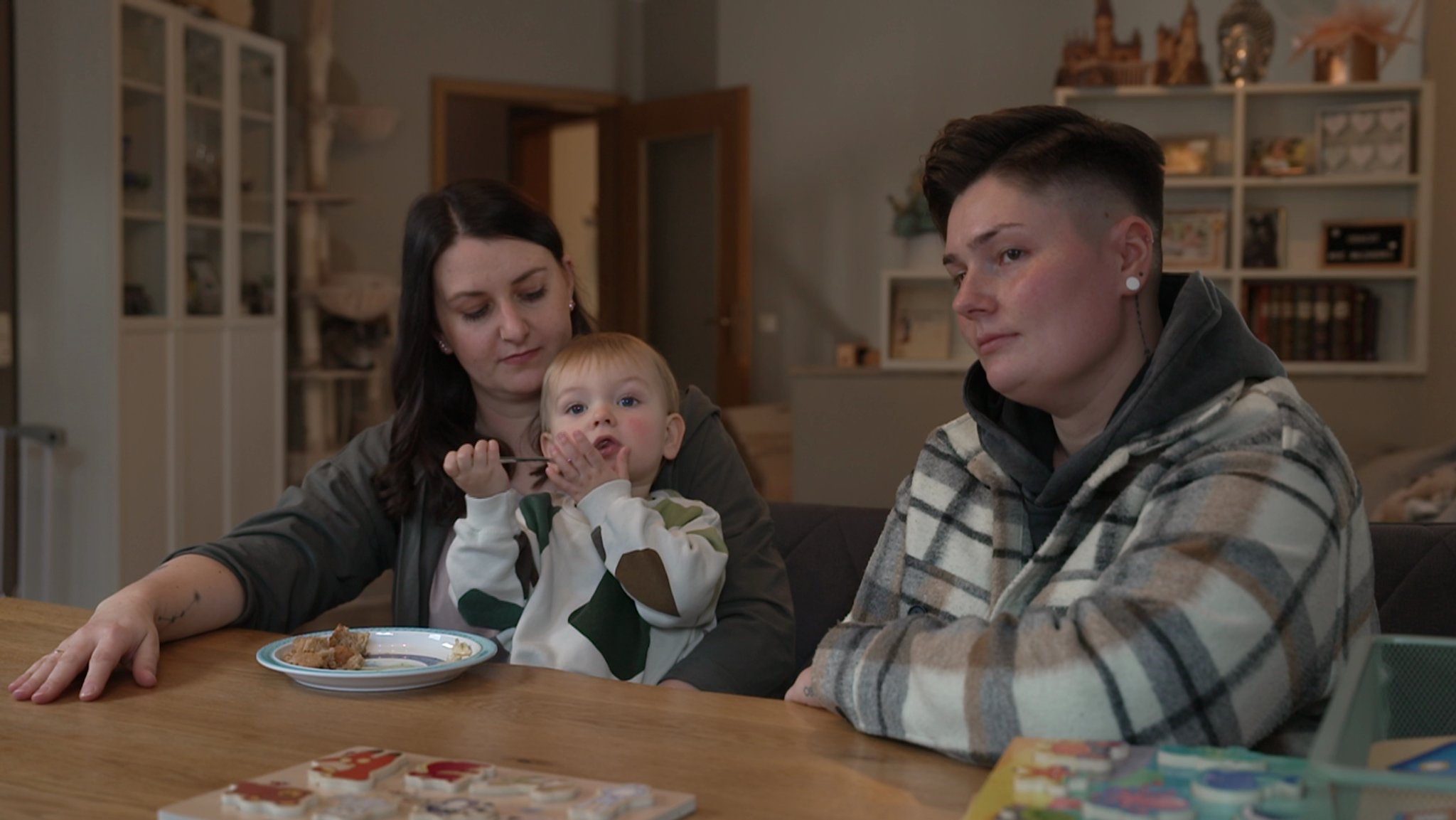 Julia Waldherr (rechts) musste den gemeinsamen Sohn Malte adoptieren.