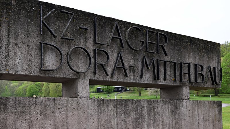 Gedenksten an der KZ-Gedenkstätte Mittelbau-Dora bei Nordhausen in Thüringen. Die Anlage, 1943 errichtet, ist einer der Schauplätze in Steffen Kopetzkys neuem Roman "Atom", bei Rowohlt-Berlin erschienen. | Bild: dpa / BR Bild Gedenksten an der KZ-Gedenkstätte Mittelbau-Dora bei Nordhausen in Thüringen. Die Anlage, 1943 errichtet, ist einer der Schauplätze in Steffen Kopetzkys neuem Roman "Atom", bei Rowohlt-Berlin erschienen.