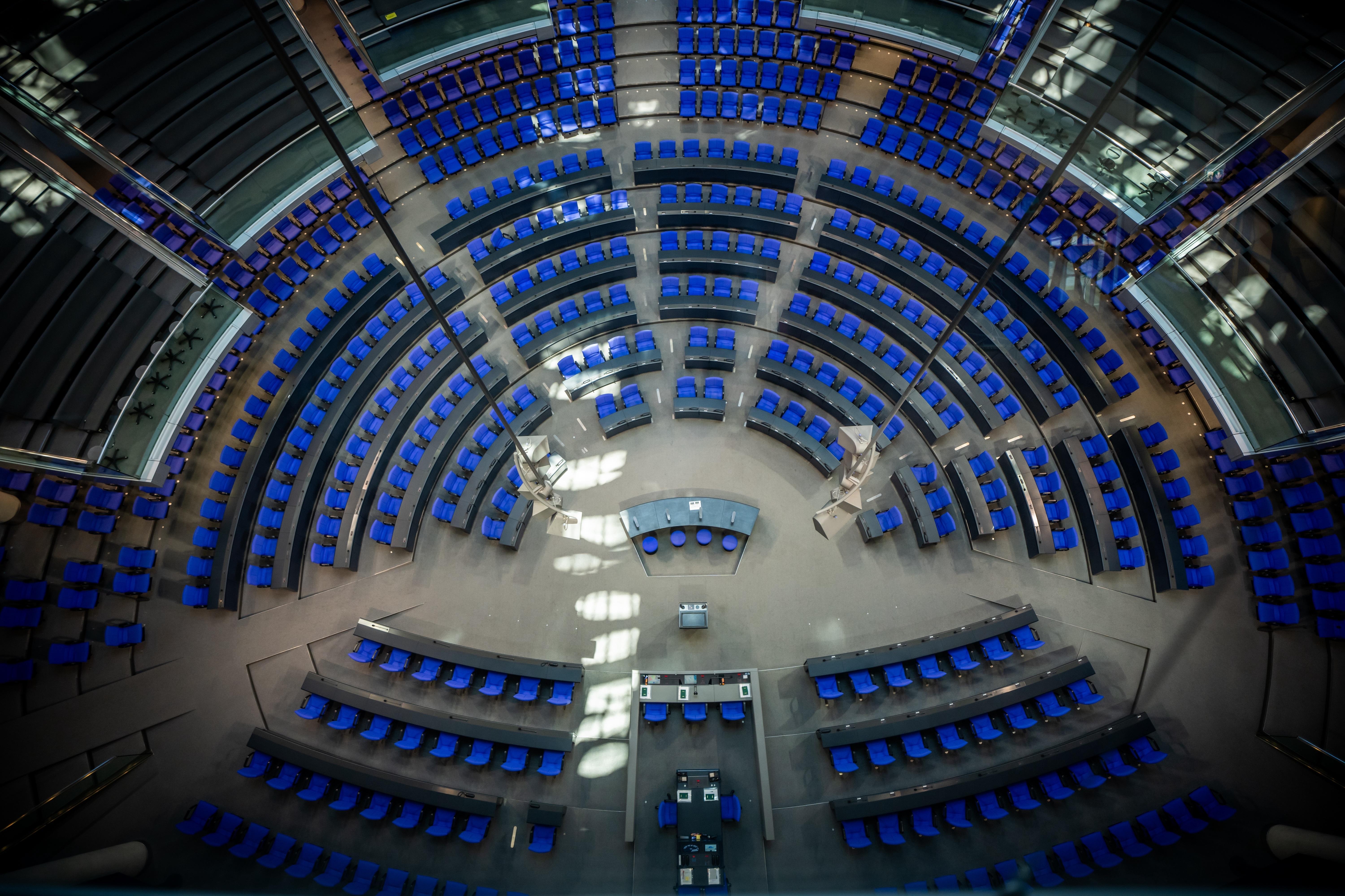 Blick in den leeren Plenarsaal des Deutschen Bundestags