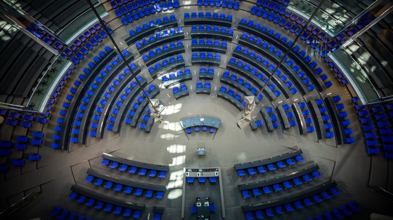 Blick in den leeren Plenarsaal des Deutschen Bundestags | Bild: picture alliance/dpa | Michael Kappeler Blick in den leeren Plenarsaal des Deutschen Bundestags