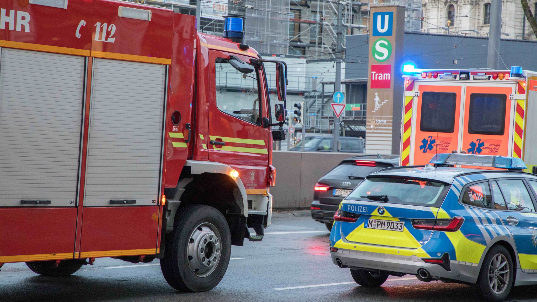 Einsatzfahrzeuge, Streifenwagen der Polizei, RTW und der Feuerwehr mit Blaulicht in München (Symbolbild)