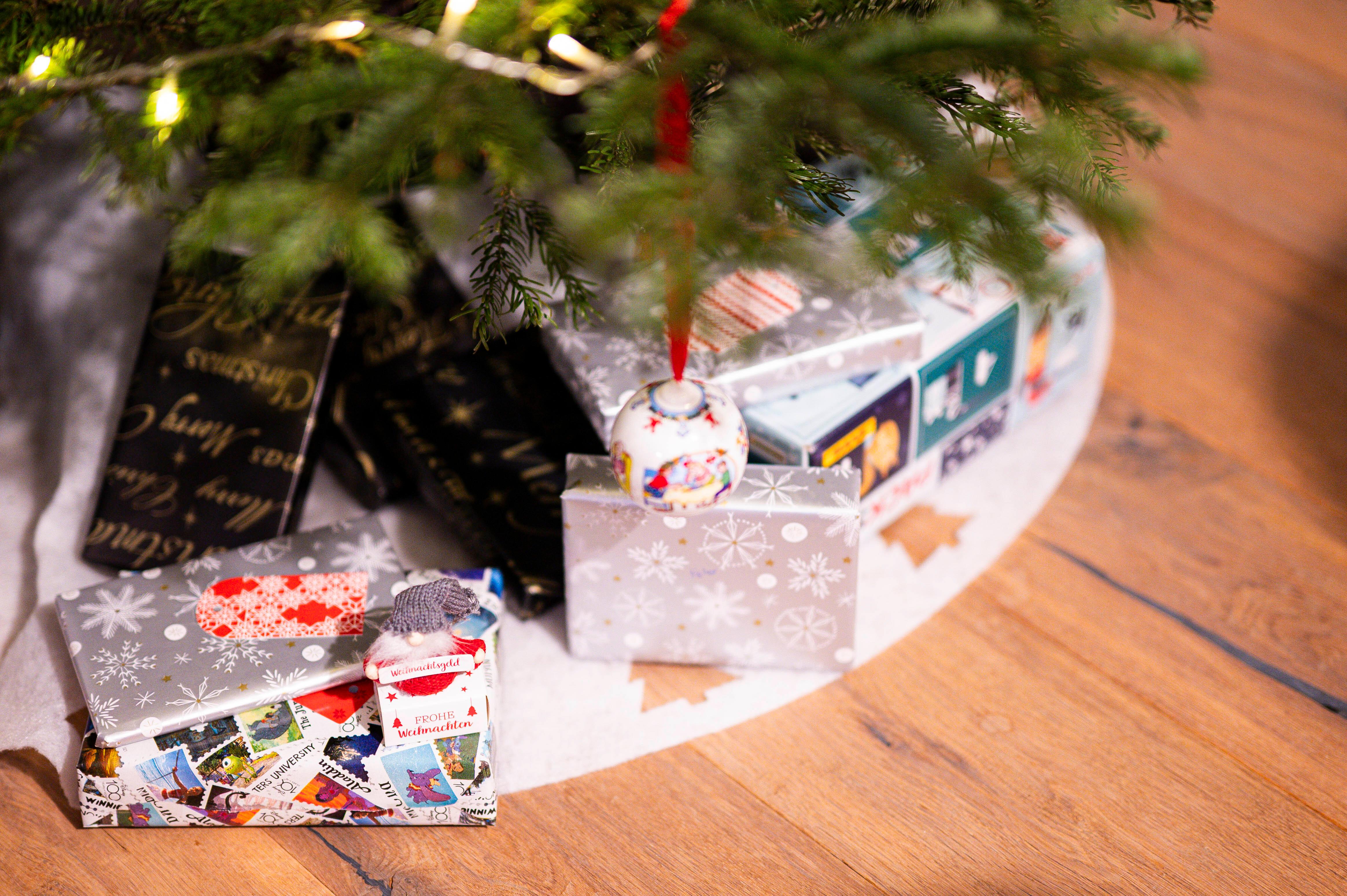 Ein geschmückter Weihnachtsbaum in einem Wohnzimmer.