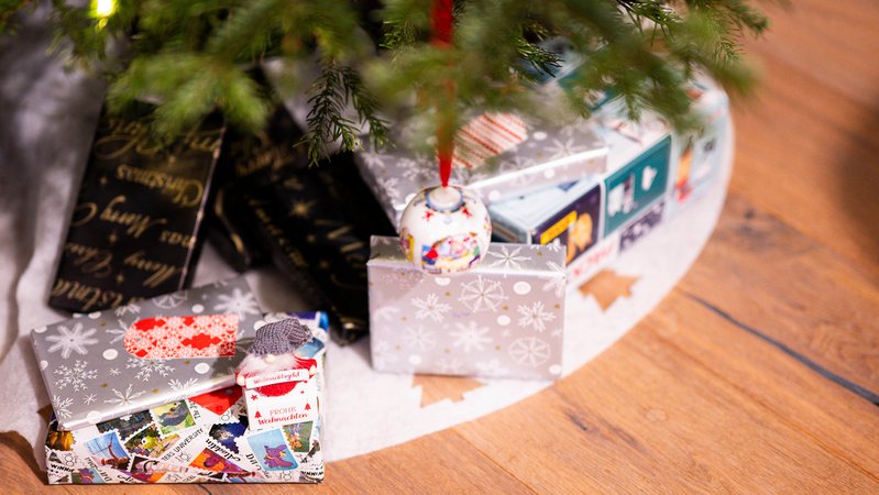 Ein geschmückter Weihnachtsbaum in einem Wohnzimmer. | Bild: picture alliance / Noah Wedel | Noah Wedel Ein geschmückter Weihnachtsbaum in einem Wohnzimmer.