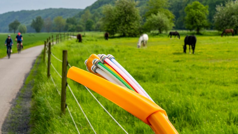 Glasfaserkabel werden auch in ländlichen Regionen immer weiter verlegt. | Bild: dpa/pa/Jochen Tack Glasfaserkabel werden auch in ländlichen Regionen immer weiter verlegt.