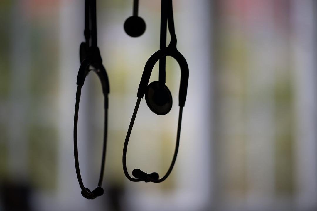 Stethoskope hängen in einer Praxis.