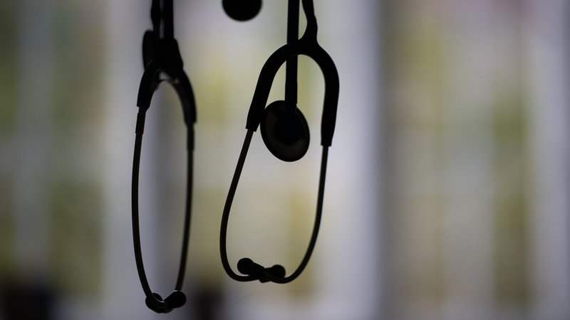 Stethoskope hängen in einer Praxis. | Bild: dpa-Bildfunk/Sebastian Gollnow Stethoskope hängen in einer Praxis.