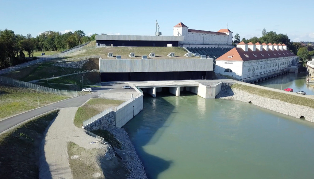 Das sanierte Wasserkraftwerk bei Töging am Inn