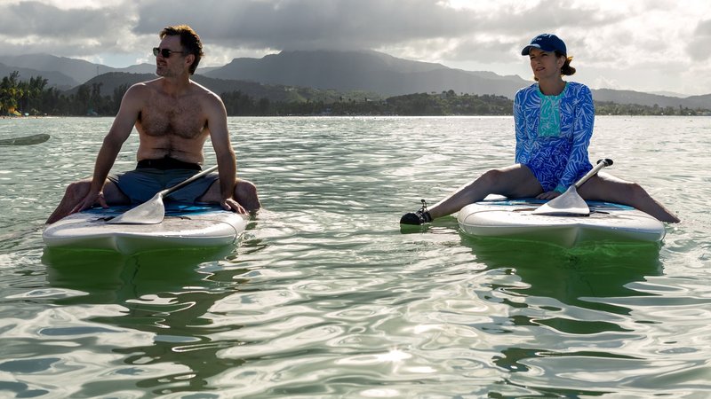 Tina Fey und ihr Serien-Ehemann (gespielt von Will Forte) auf einem Ausflug mit Stand-up-Paddle-Boards | Bild: picture alliance / Everett Collection | ©Netflix/Courtesy Everett Collection Tina Fey und ihr Serien-Ehemann (gespielt von Will Forte) auf einem Ausflug mit Stand-up-Paddle-Boards