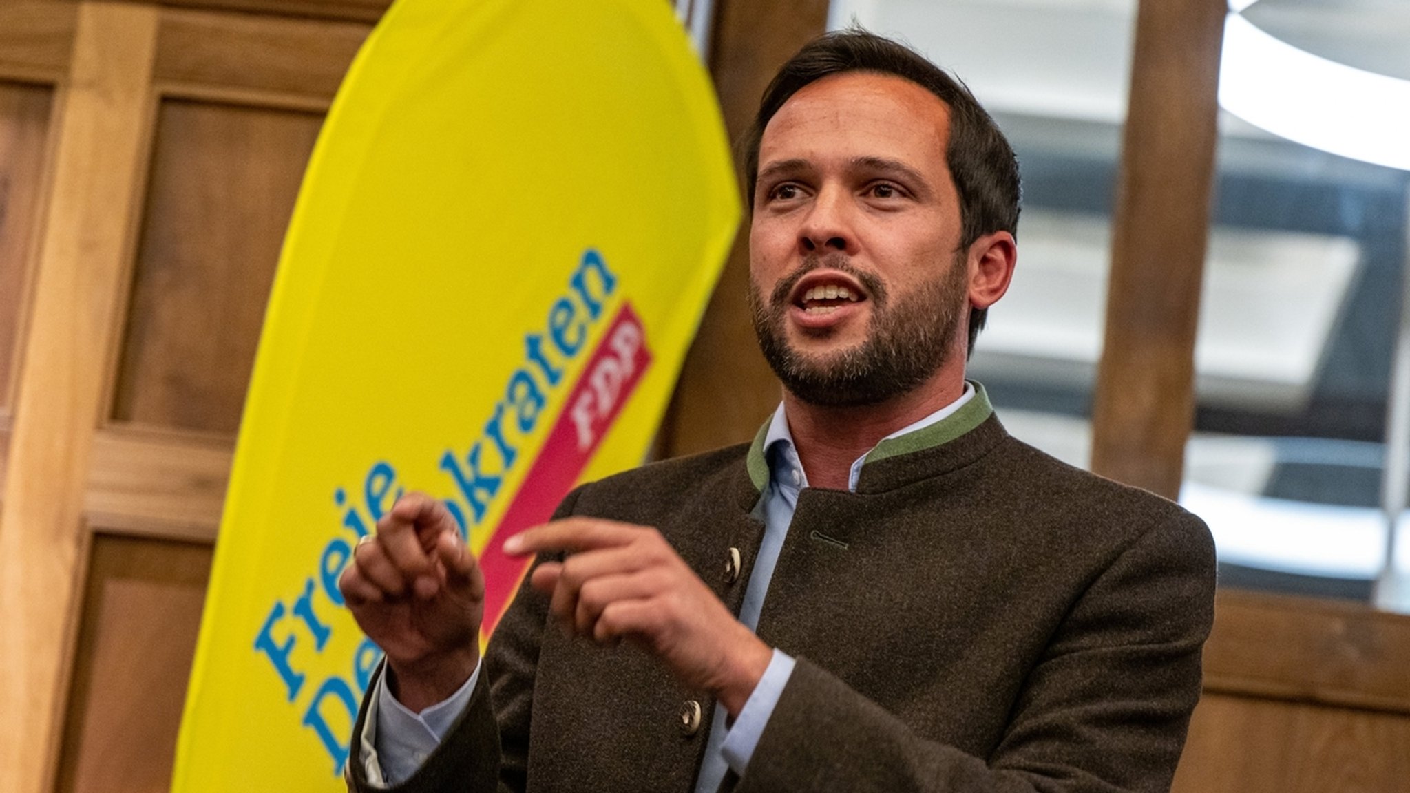 25.09.2022, Bayern, München: Martin Hagen, Vorsitzender der FDP Bayern, spricht bei der Vorstellung der Direktkandidaten der FDP München-Mitte für die Landtagswahl in Bayern 2023 im Paulaner Bräuhaus in München. Foto: Lennart Preiss/dpa +++ dpa-Bildfunk +++