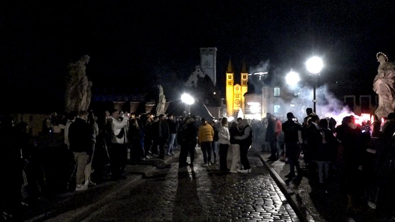 Auf der alten Mainbrücke in Würzburg haben hunderte Menschen Silvester gefeiert - ohne Abstand und mit Alkohol.