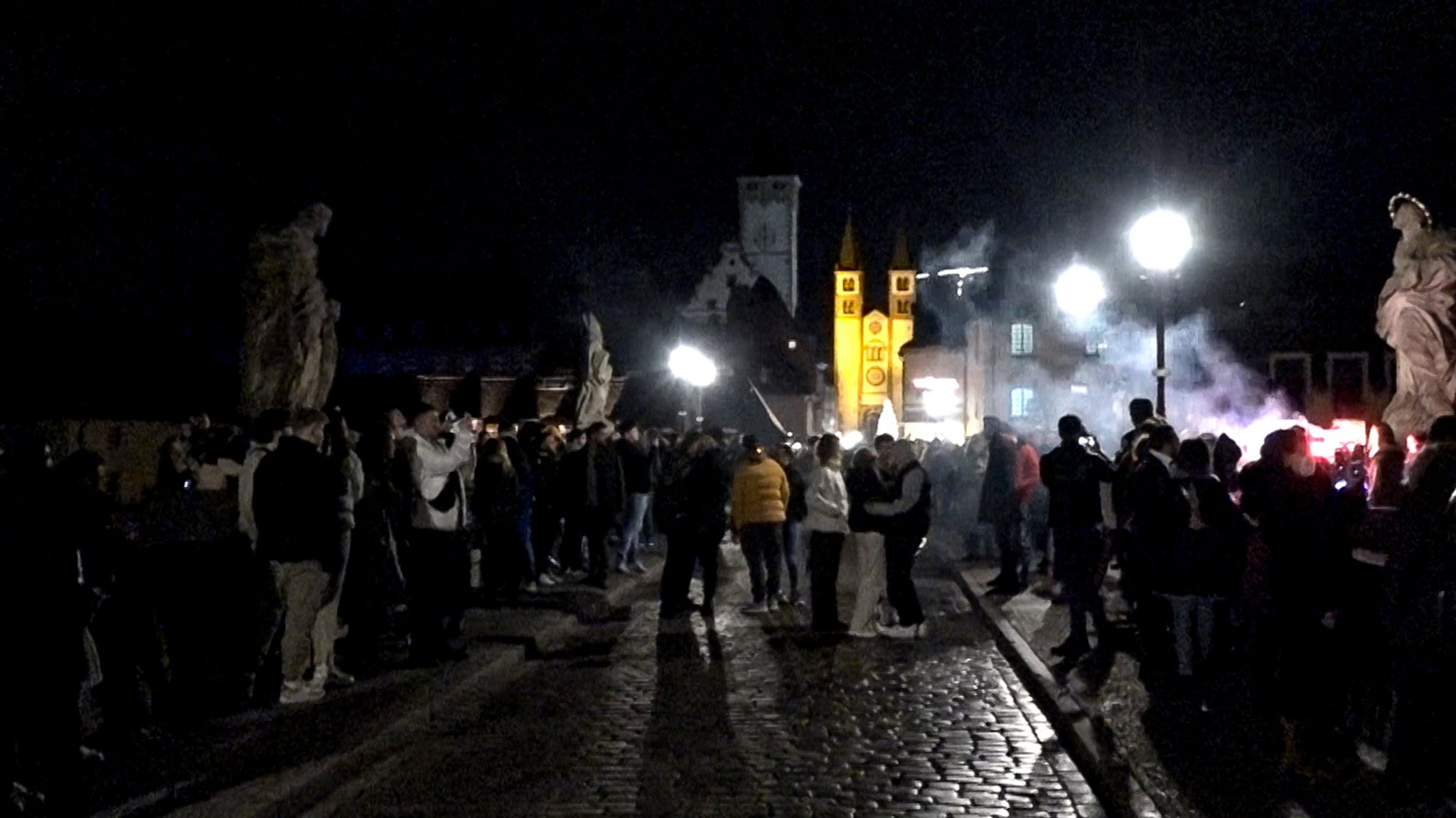 Auf der alten Mainbrücke in Würzburg haben hunderte Menschen Silvester gefeiert - ohne Abstand und mit Alkohol.