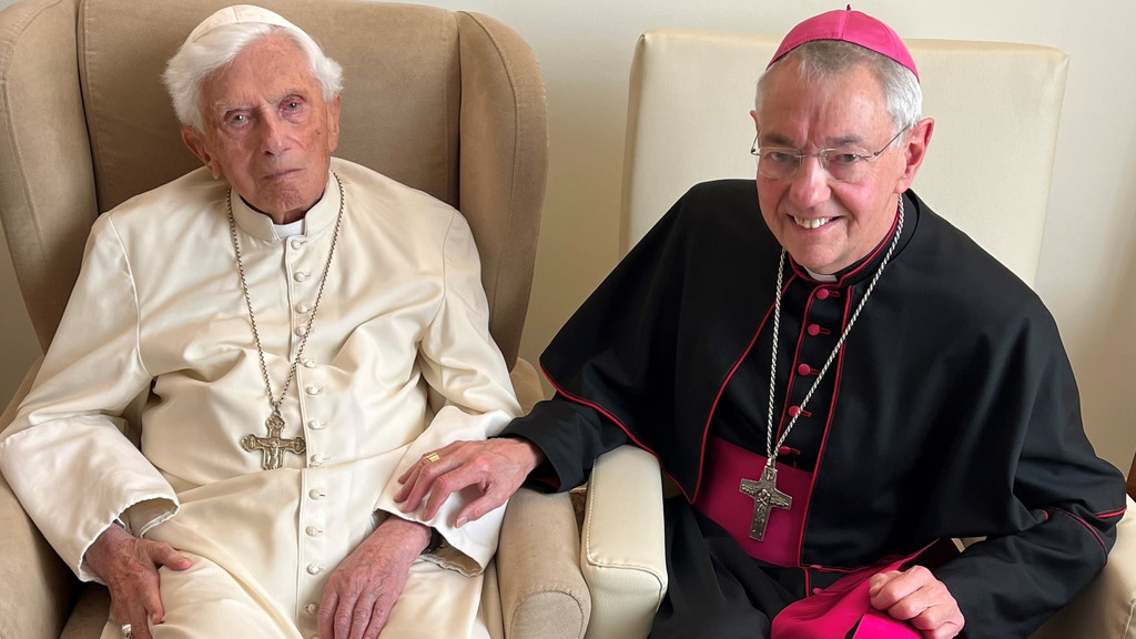 Der schwerkranke, emeritierte Papst Benedikt XVI. (links) und der frühere Bamberger Erzbischof Ludwig Schick