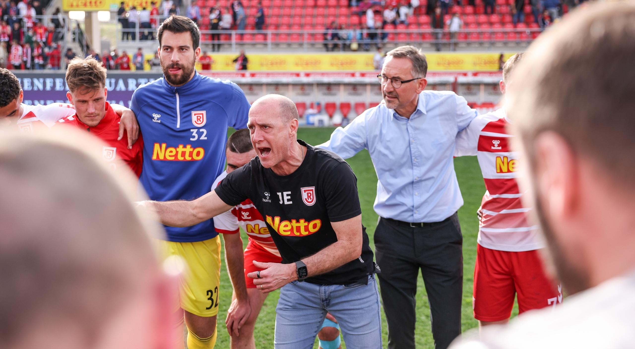 Jahn-Trainer Joe Enochs und Sport-Geschäftsführer Achim Beierlorzer im Spielerkreis