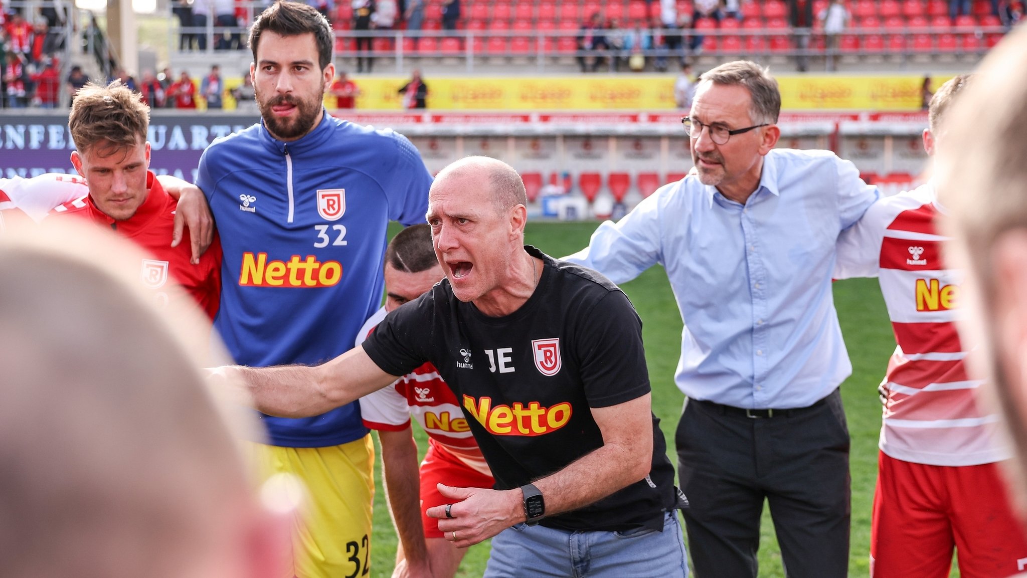 Jahn-Trainer Joe Enochs und Sport-Geschäftsführer Achim Beierlorzer im Spielerkreis