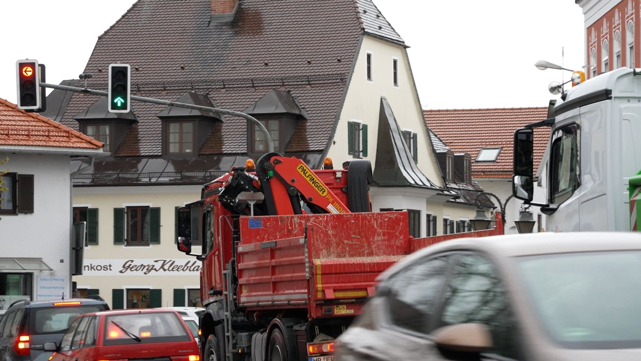 Am Sonntag stimmten die Bürgerinnen und Bürger von Holzkirchen in zwei Bürgerentscheiden über zwei Ortsumfahrungen ab.