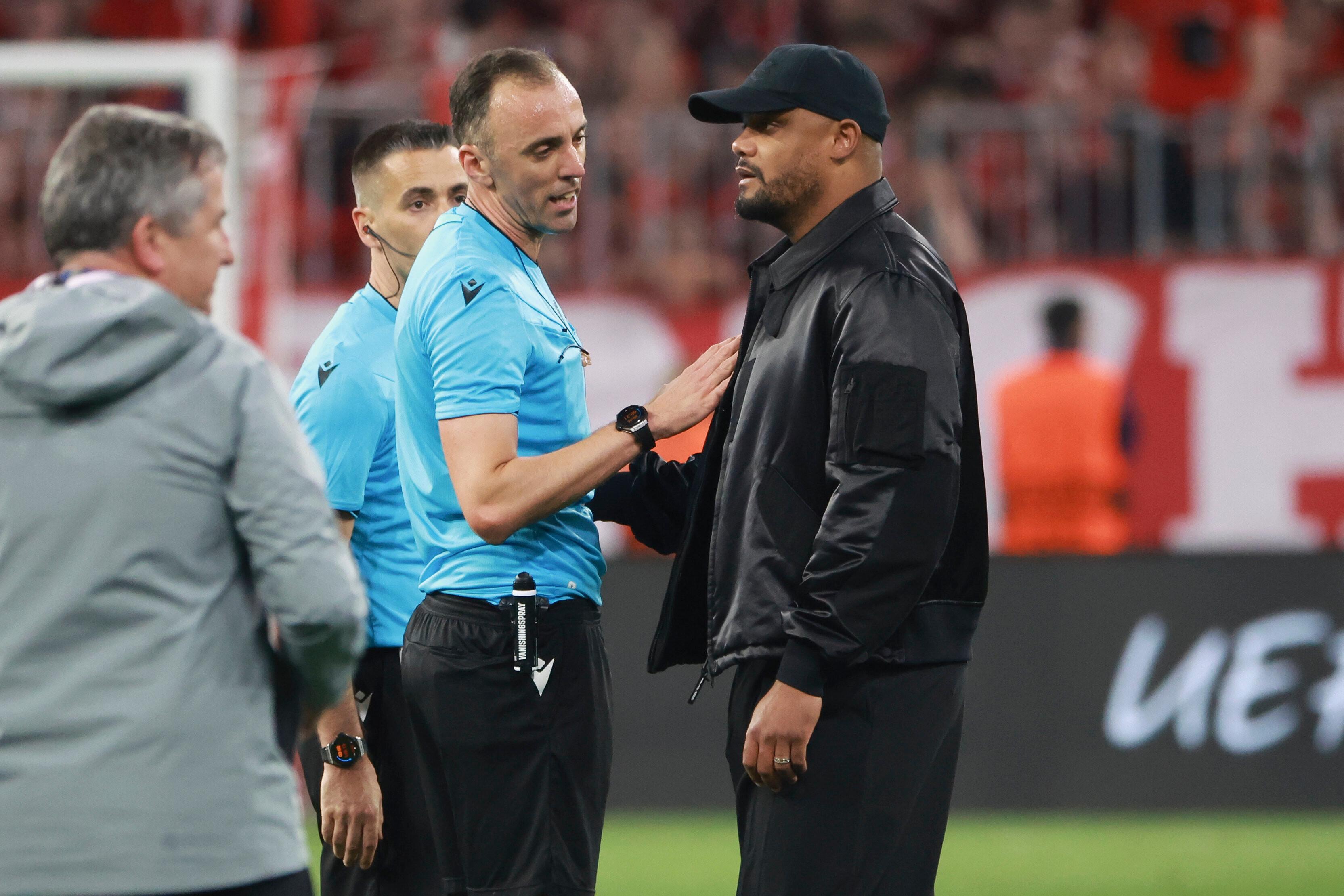 Schiedsrichter Joao Pinheiro und Vincent Kompany