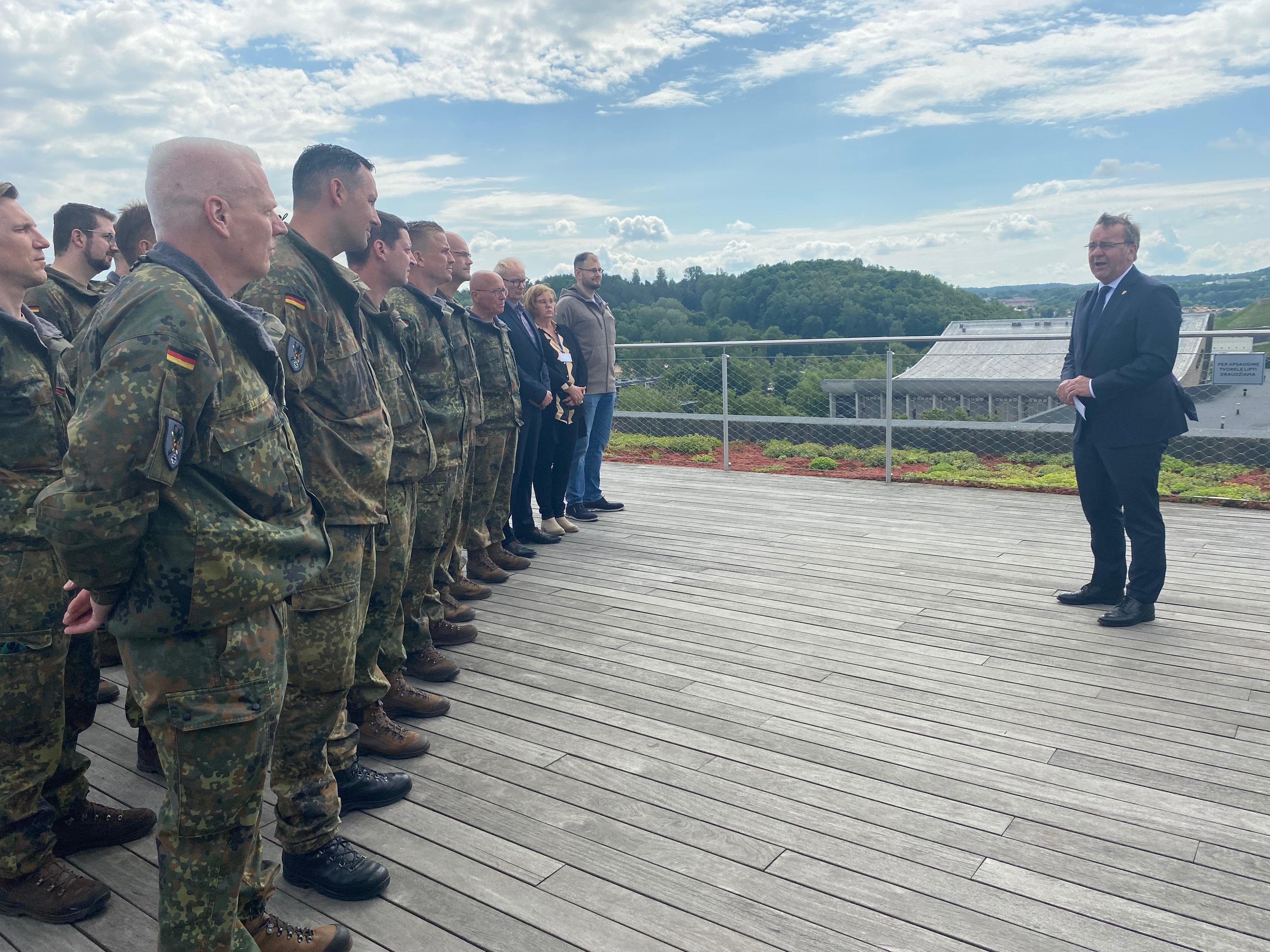 22.05.2024: Boris Pistorius (SPD), Bundesverteidigungsminister, spricht zum Vorkommando der Bundeswehr-Brigade in Litauen.