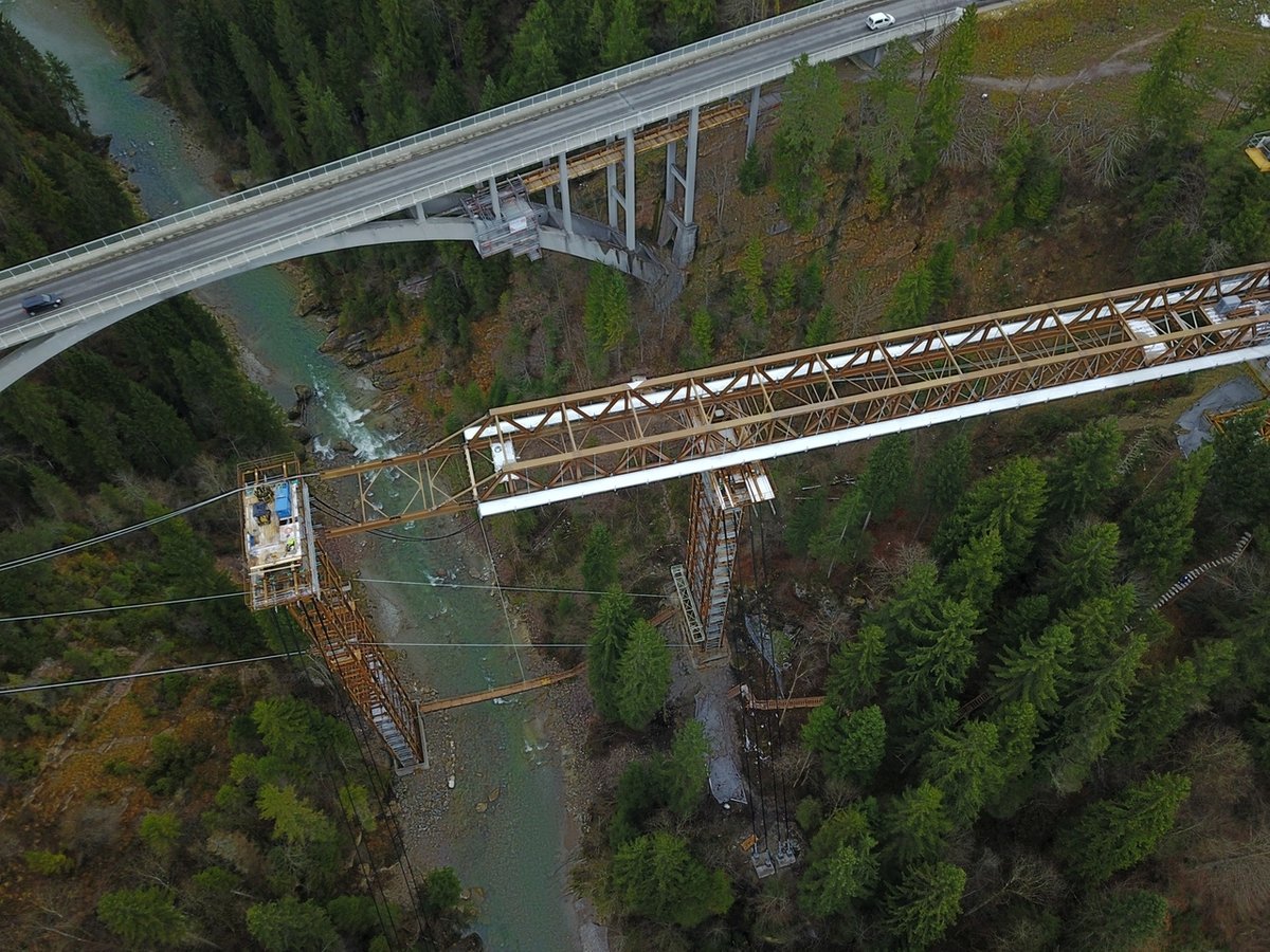 Größte Behelfsbrücke Deutschlands wächst über die Ammer