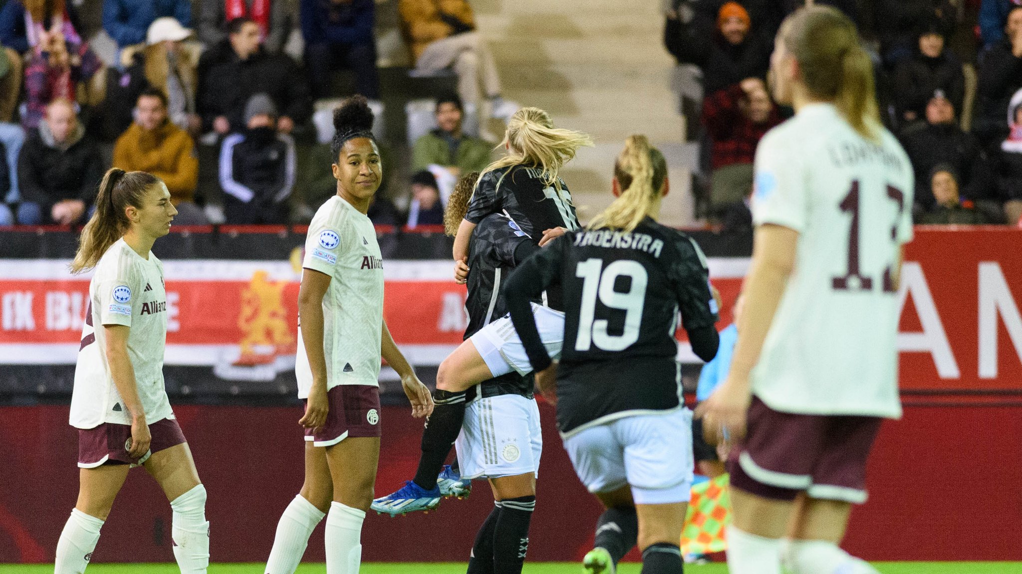 FC Bayern Frauen lassen gegen Ajax Punkte liegen