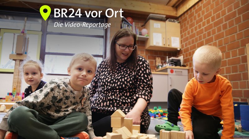 Kita-Leiterin Jenny Beyer spielt im der AWO-Kita Altenplos mit den Kindern mit Bauklötzen. | Bild: BR / Isabel Pogner Kita-Leiterin Jenny Beyer spielt im der AWO-Kita Altenplos mit den Kindern mit Bauklötzen.