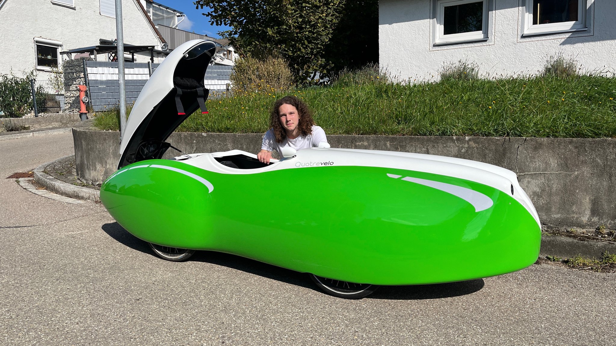 Lukas Zach fährt der Umwelt zuliebe täglich 30 Kilometer mit seinem Velomobil zur Schule. 