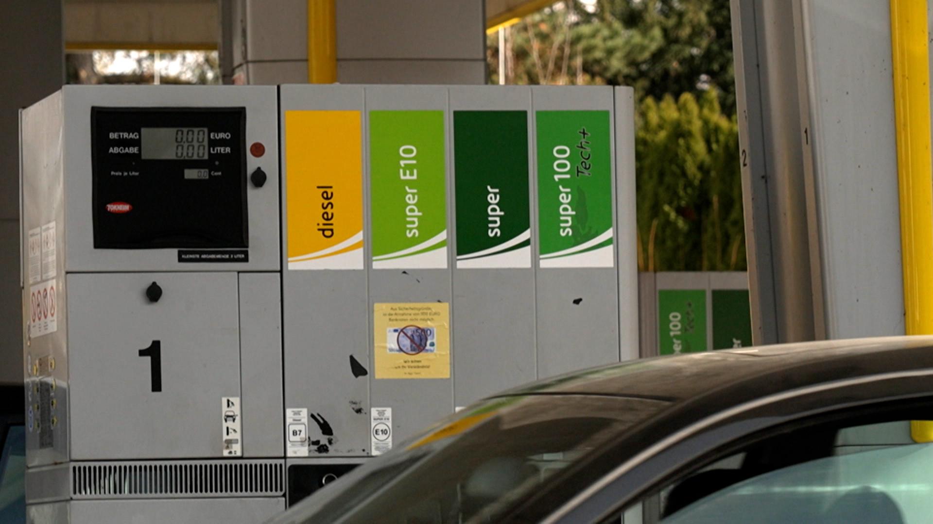 Ein Auto steht vor der Zapfsäule an einer Tankstelle.