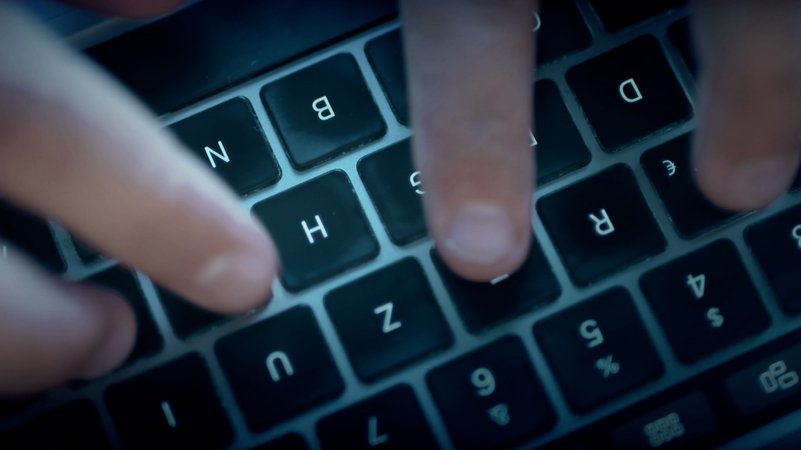 Finger auf Computer-Tastatur | Bild: BR Finger auf Computer-Tastatur