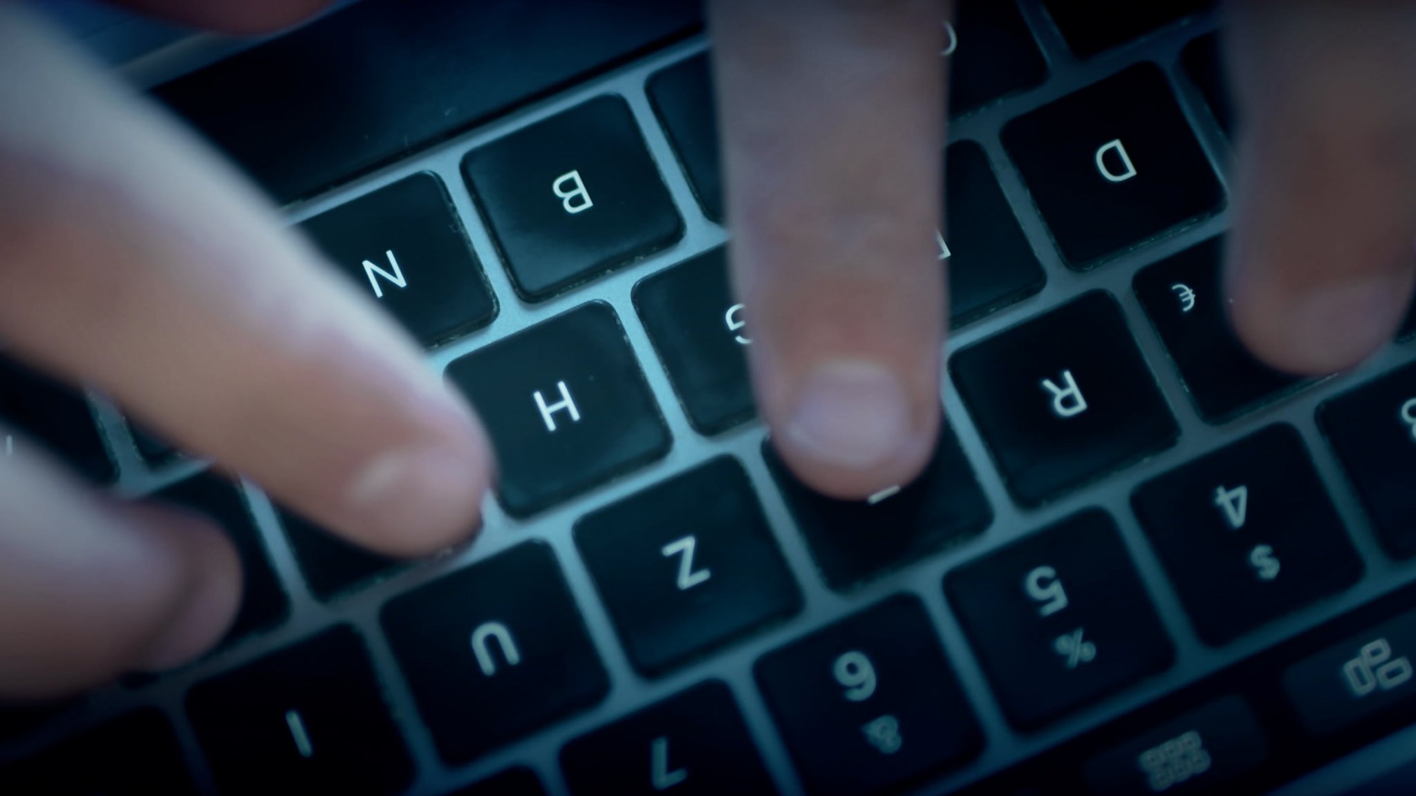 Finger auf Computer-Tastatur