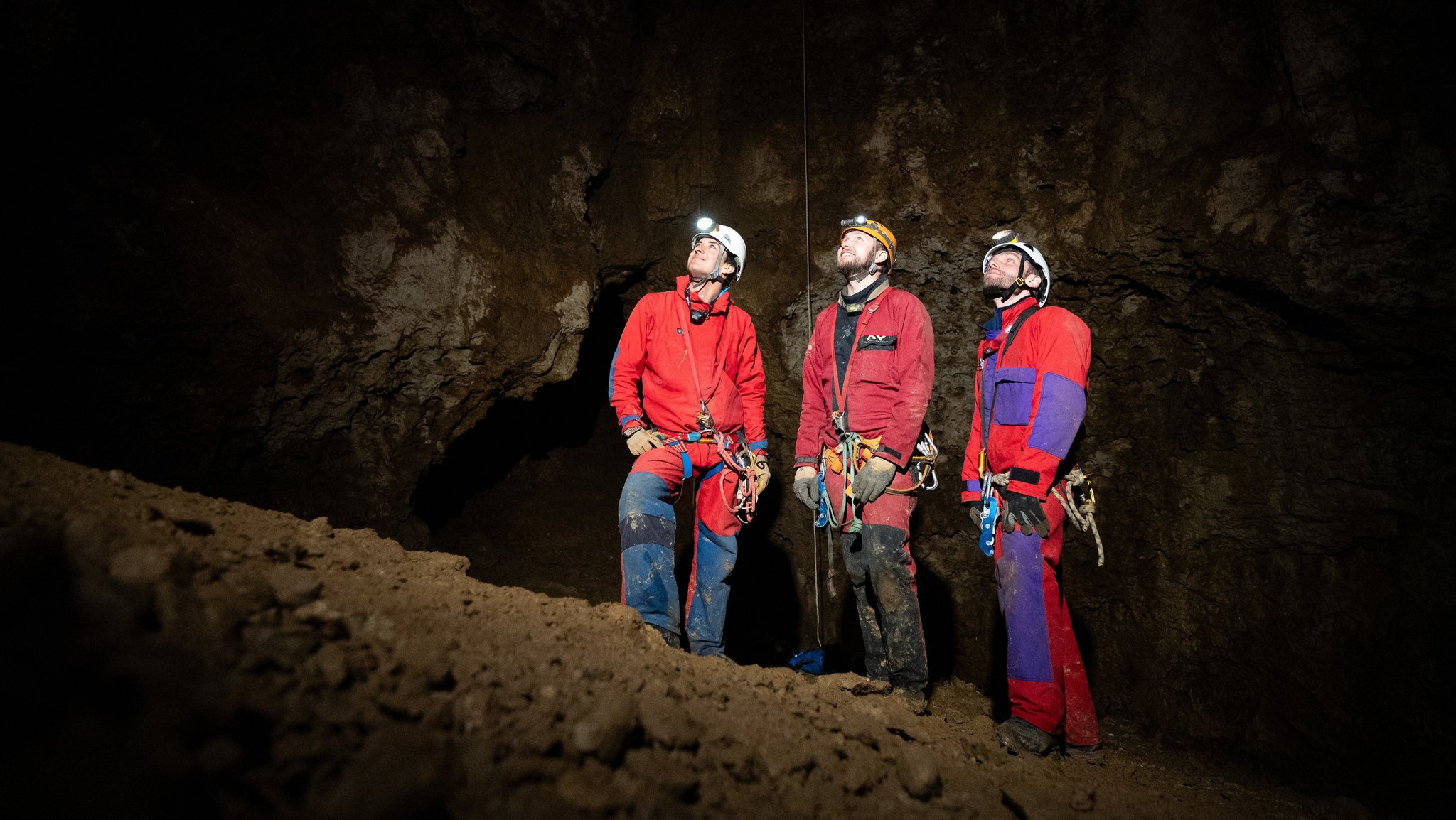 Kletterer in einer Höhle in Franken 